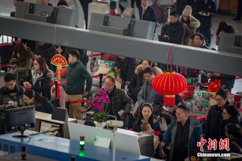 中国侨网资料图：1月25日，大批旅客在南京禄口国际机场办理登机手续。中新社记者 泱波 摄