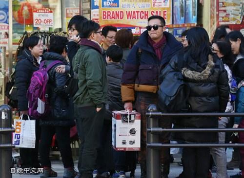 中国侨网正在购物的外国游客。1月28日，摄于东京秋叶原。（日经中文网）