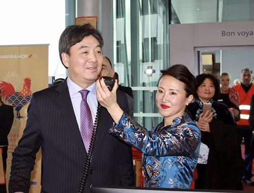 中国侨网2月2日农历大年初六,中国驻法大使翟隽来到巴黎戴高乐机场2E航站楼28号登机口前,向法航AF112航班的中法旅客拜年。(法国《欧洲时报》/张新 摄)