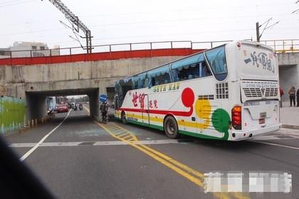 中国侨网上午近10时,台湾高市鼓山区河西路、兴隆路口发生一起载运中国宁波陆客的游览车自撞桥墩车祸,初步了解疑似驾驶路况不熟,加上未查车身过高,在通过铁路桥墩下涵洞时,车顶撞击涵洞上方桥墩,造成车内多名陆客受伤。