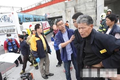 中国侨网台湾媒体报道称,初步估计共有3人重伤,18人轻伤,由消防局派遣大批人车到场载运伤者,分送多家医院。