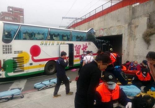 中国侨网一辆满载陆客的游览车4日上午自撞高雄市桥墩下涵洞,造成车上多人受伤送医。(高雄市消防局提供图片)
