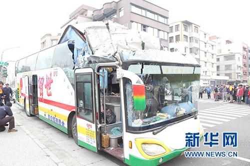 中国侨网2月4日，一辆满载大陆游客的游览车在台湾高雄市失控撞到路边桥墩，造成车上多人受伤送医。 新华社发