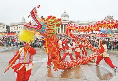 中国侨网1月29日，英国伦敦的特拉法加广场举行“文化中国·四海同春”文艺汇演，庆祝中国农历鸡年春节。图为民众正在观看舞龙表演。新华社发