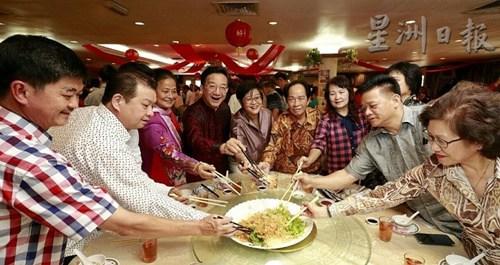中国侨网黄惠康（左四）与嘉宾一起捞生。（马来西亚《星洲日报》）