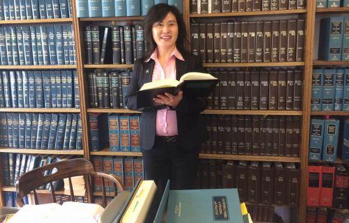 中国侨网刘凤岚律师提醒中国不法商贩不要以身试法,继续做在美国坑蒙拐骗的白日梦。(美国《侨报》/高睿 摄)