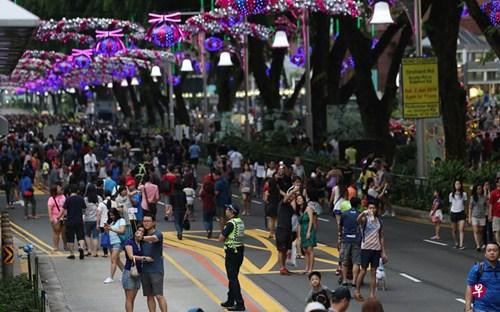 中国侨网乌节路之前举行的步行街之夜盛况。（新加坡《联合早报》/叶振忠 摄）
