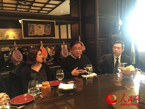 中国侨网泰国驻华大使馆领事部公使衔参赞符万信向记者介绍中国游客赴泰国签证事宜