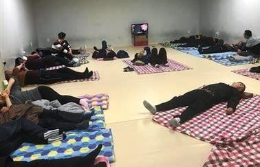 中国侨网近日,有中国赴韩国济州岛游客入境受阻,被关“小黑屋”。“小黑屋”内设施简陋,一间屋内同时铺上好几床被子,唯一家电是一个小电视机。(图片来源:新京报)