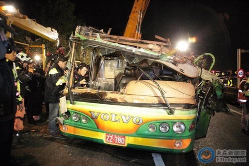 中国侨网台湾游览车13日晚发生翻覆事故,致33人死亡。(图片来源:台湾“东森新闻云”)