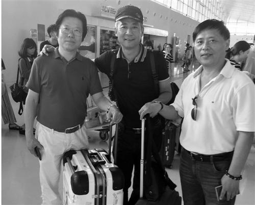 中国侨网徐迪锋（中）与团内旅游业同行。