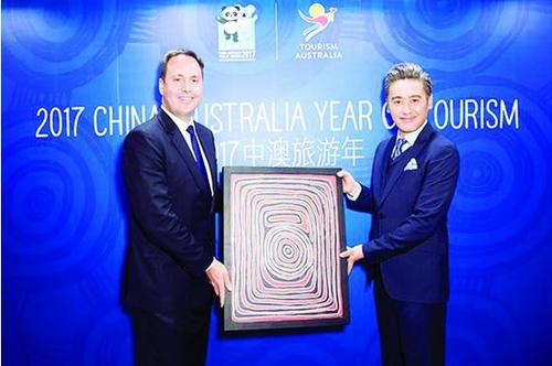 中国侨网澳贸易、旅游和投资部长乔博（左）与中国演员吴秀波（右）。（《中国日报》图片）