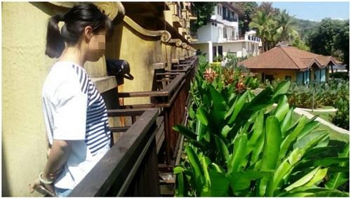 中国侨网Zhang Min站在他们房间的阳台上。(泰国《世界日报》援引The Phuket News)