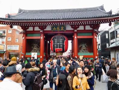 中国侨网图为挤满外国游客的东京浅草寺雷门。摄于2016年12月。（日本共同社）