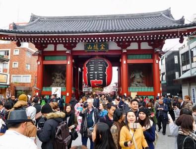 中国侨网图为挤满外国游客的东京浅草寺雷门。摄于2016年12月。(日本共同社)
