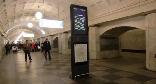 中国侨网资料图：莫斯科地铁指示牌（俄罗斯卫星新闻网）