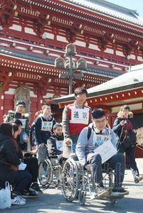 中国侨网3月8日上午，模拟地震发生时疏散外国游客的演练在东京都台东区的浅草寺举行。（日本共同社）