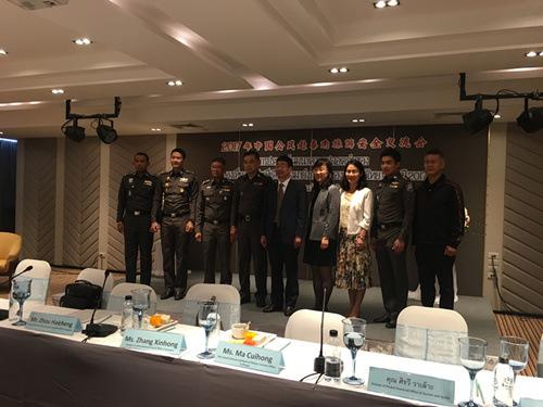 中国侨网中国驻宋卡总领事馆驻普吉领事办公室主任马翠宏主持“2017年中国游客赴泰南旅游安全交流会”,就中国游客在普吉岛旅游安全事宜进行交流。(泰国《世界日报》)