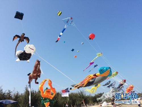 中国侨网3月10日泰国国际风筝节中,被搬上蓝天的“深海世界”。