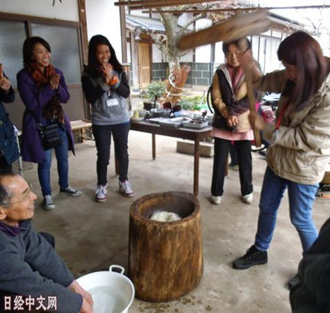 中国侨网外国游客与农户之间进行交流。摄于枥木县大田原市。（日经中文网）