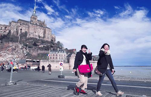 中国侨网春节过后，亚洲游客到访法国著名景点圣米歇尔山。（法国《欧洲时报》援引法新社）