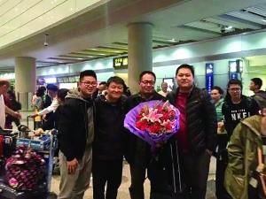 中国侨网同事们到机场迎接曹红国(手拿鲜花者)回国。