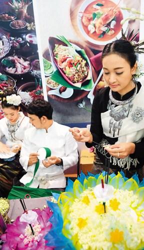 中国侨网泰国在2016中国—东盟旅游博览会旅游展上展示泰国传统美食制作。 中新社记者 毛建军摄