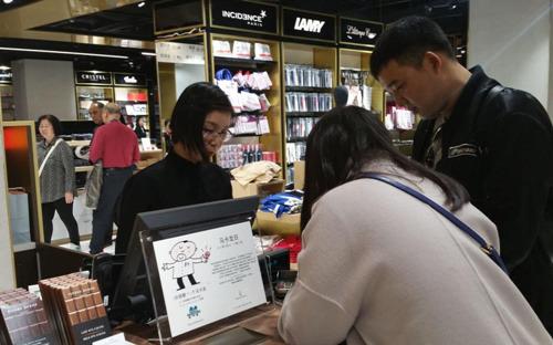 中国侨网中国顾客在老佛爷新商场内购物。（法国《欧洲时报》援引《巴黎人报》）