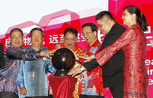 中国侨网东姑安南（左三）与众嘉宾一同为“民安海外援助系统”进行推介仪式。（马来西亚《星洲日报》）