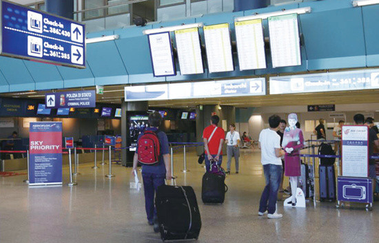 中国侨网随着中国游客赴意大利旅游人数的不断增多，罗马菲乌米奇诺机场添置中文提示牌，方便中国游客查询出行信息。（《欧洲时报》意大利版/张锐 摄）