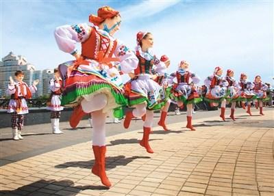 中国侨网青少年艺术团的演员们正在表演 热烈奔放的白俄罗斯民族舞蹈。 　　图片来源：新华网