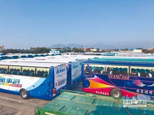 中国侨网观光客不来,游览业者萧条,五股交流道旁的游览车停车场,因为出车大幅减少,某日停放超过400辆,并有部分游览车要出售。