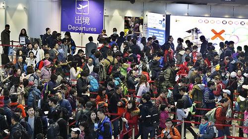 中国侨网搭机不怕客满而座位拥挤，就怕航空公司机票超卖而拒载，上不了飞机。（美国《世界日报》资料图）