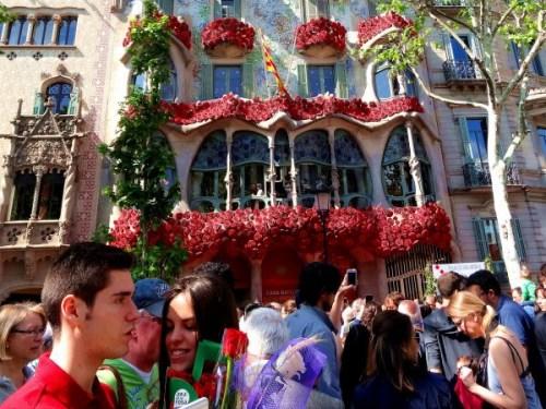中国侨网资料图片：在西班牙加泰罗尼亚地区首府巴塞罗那，著名旅游景点“巴特罗之家”“穿”上“玫瑰盛装”。 　新华社记者周喆摄