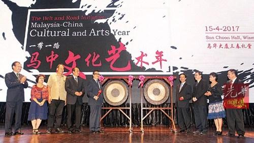 中国侨网马华总会长廖中莱(左5)与黄惠康(右4)为“一带一路,马中文化艺术年”主持启动典礼。(马来西亚《光华日报》)
