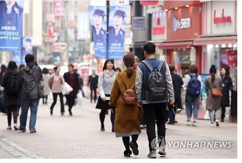 中国侨网中国赴韩游客近期显著减少。图为今年3月，首尔著名购物区明洞的游客数量明显不如以往。（韩联社）