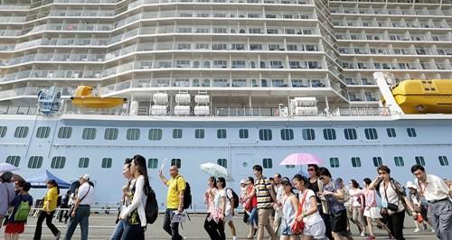 中国侨网2015年,约100万人次的中国游客参加了豪华邮轮之旅,比2014年上涨40%。(法国《欧洲时报》援引《回声报》)