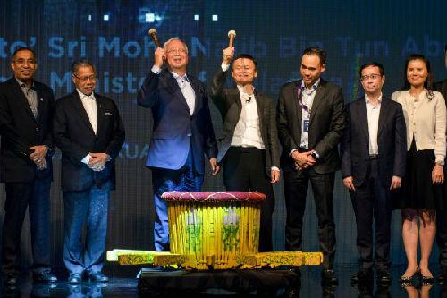 中国侨网3月22日，在马来西亚首都吉隆坡，马来西亚总理纳吉布（左三）与阿里巴巴集团董事局主席马云（左四）参加“数字自由贸易区”启动仪式。（新华社）