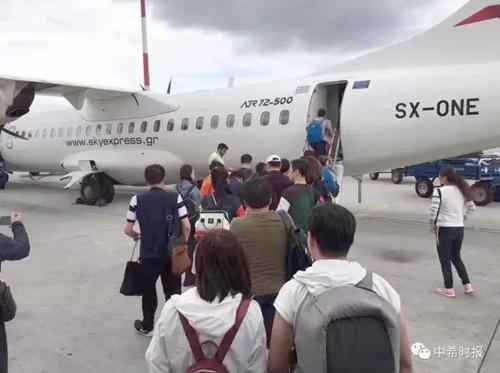 中国侨网5月17日，滞留希腊海岛的中国游客登上旅行社包机。（希腊《中希时报》）