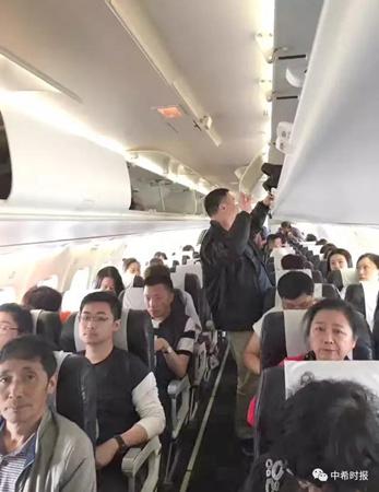 中国侨网5月17日,滞留希腊海岛的中国游客登上旅行社包机。(希腊《中希时报》)