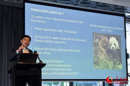 中国侨网中国驻悉尼旅游办事处主任罗卫建介绍活动情况（摄影 王思琪）