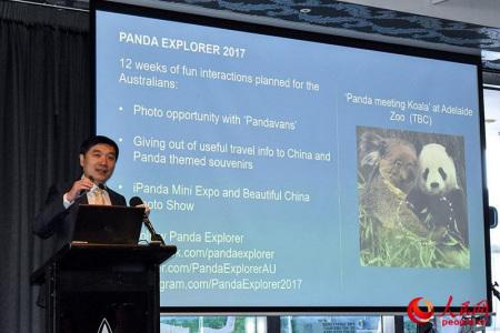 中国侨网中国驻悉尼旅游办事处主任罗卫建介绍活动情况(摄影 王思琪)