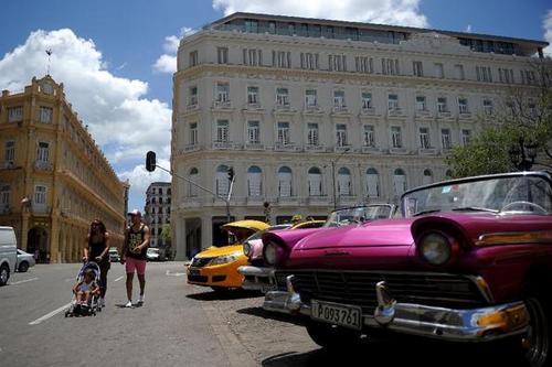 中国侨网图为古巴首家超豪华酒店曼扎纳大饭店（Gran Hotel Manzana）。（图片来源：法国媒体）