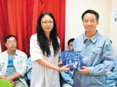 中国侨网中国驻印度尼西亚使馆工作人员（前左）向中国企业发放《印尼领保一本通》。  　　图片来源：中新网