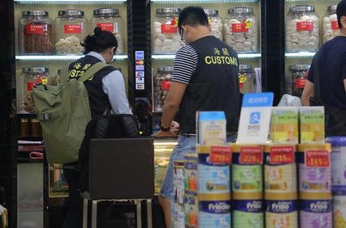 中国侨网海关人员到弥敦道一间药房调查。香港《大公报》记者周庆邦摄