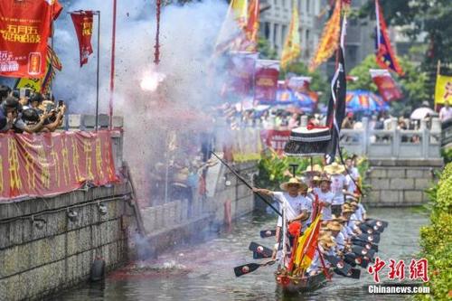 中国侨网各地龙舟竞渡迎端午,吸引大批游客。 中新社记者 陈骥旻 摄