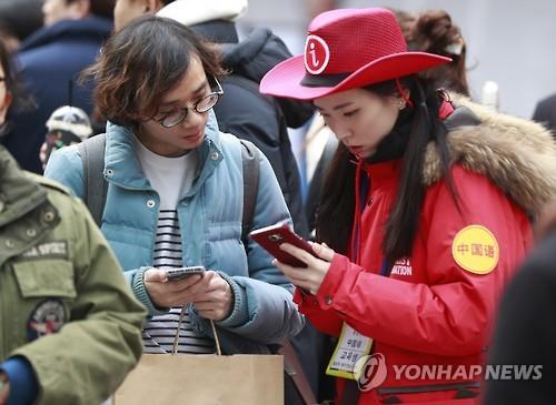 中国侨网资料图片:为游客提供向导服务的中文旅游翻译向导。(韩联社)