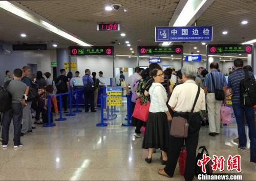 中国侨网图为：旅客登机。　何蒋勇　摄