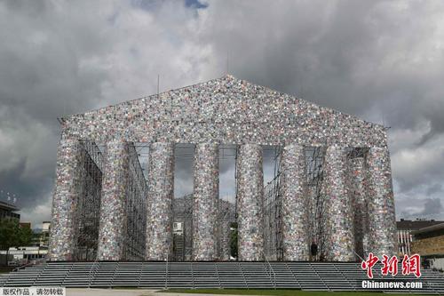 中国侨网地时间2017年6月7日，德国卡塞尔，第14届卡塞尔文献展将开幕，各种艺术作品纷纷亮相。其中Marta Minujin创作的“图书圣殿”艺术装置非常抢眼。