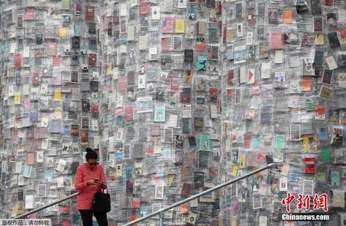 中国侨网当地时间2017年6月7日，德国卡塞尔，第14届卡塞尔文献展将开幕，各种艺术作品纷纷亮相。其中Marta Minujin创作的“图书圣殿”艺术装置非常抢眼。